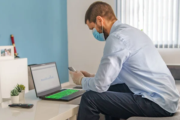 Voksne Kaukasiske Menn Med Blå Skjorte Sittende Hjemme Med Mobiltelefon – stockfoto