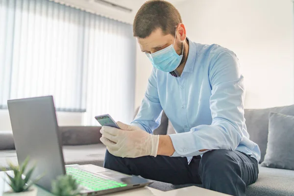 Voksne Kaukasiske Menn Med Blå Skjorte Sittende Hjemme Med Mobiltelefon – stockfoto