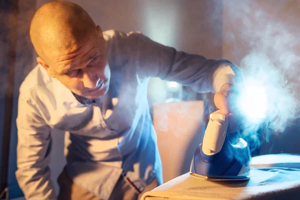 Adulto Caucásico Hombre Sosteniendo Plancha Vapor Vestido Tela Planchar Casa — Foto de Stock