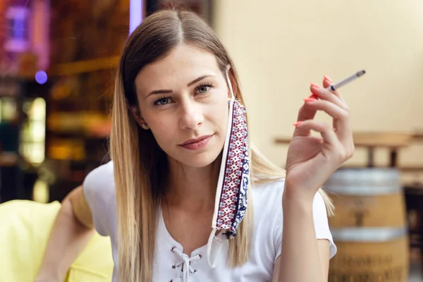 Frontvy Porträtt Kaukasiska Kvinna Sitter Restaurang Med Skyddande Mask Ett — Stockfoto