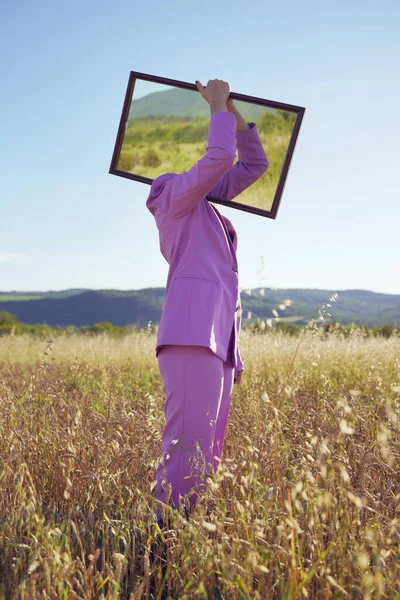 Boční Pohled Portrét Celé Délce Neznámé Ženy Stojící Poli Držet — Stock fotografie