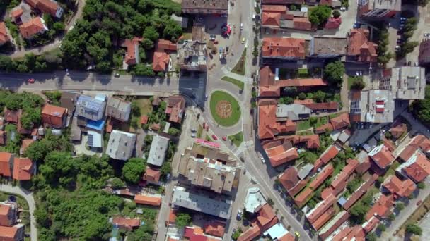 街の空中トップダウン無人偵察機Knjazevac セルビアは 町の中心部や建物の上を飛んでいる日 — ストック動画