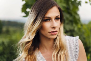 Açık havada duran beyaz kadın için ön görüş yaz akşamları ya da doğada güzel yetişkin kadın portresini kapat gerçek insanlar yalnızlık kavramını düşünür.