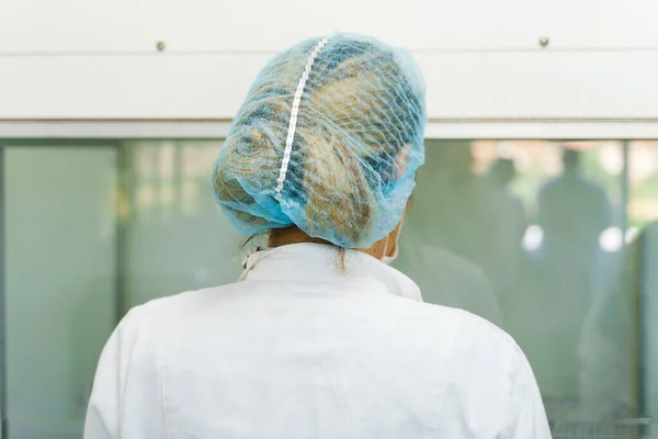 Achteraanzicht Wetenschapper Die Het Laboratorium Werkt Onbekende Blanke Vrouw Witte — Stockfoto