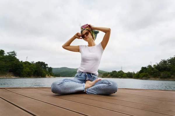 Joven Mujer Caucásica Adulta Sentada Cubierta Junto Lago Día Nublado — Foto de Stock