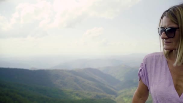 Erwachsene Kaukasische Frau Steht Auf Bergkette Touristinnen Sommertag Sightseeing Freizeitaktivitäts — Stockvideo