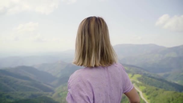 Erwachsene Kaukasische Frau Steht Auf Bergkette Touristinnen Sommertag Sightseeing Freizeitaktivitäts — Stockvideo