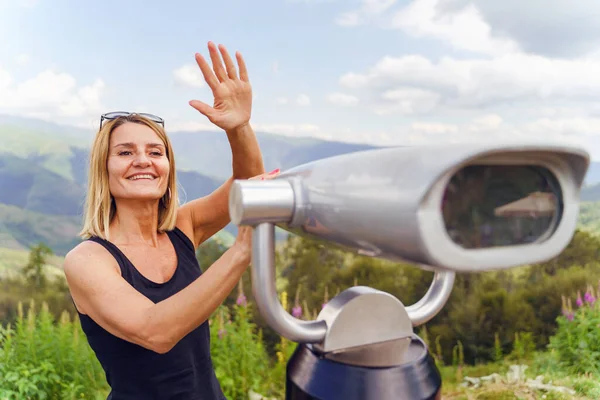 Vuxen Mogen Kvinna Turist Står Vid Det Monokulära Teleskopet Vinka — Stockfoto