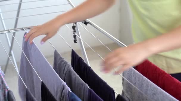 Zblízka Prádlo Drátu Vlevo Suché Pověšení Neznámé Bělošky Balkóně Doma — Stock video