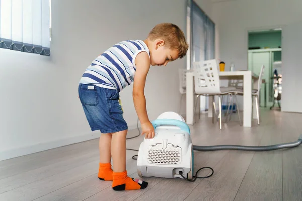 Little Kid Using Vacuum Cleaner Home Small Boy Cleaning Floor — Stock Photo, Image