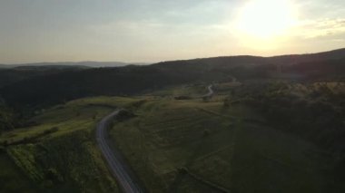  Dağ sırasındaki dağ yolunda yukarıdan bakıldığında yeşil çimenler ve etraftaki ağaçlar arasında hava manzarası - Sırbistan 'ın Tresibaba kentindeki hava aracı videosu güneşli yaz günü veya akşam saatlerinde Sırbistan' da