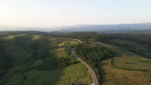 Vista Aérea Cima Estrada Rural Gama Montanhas Entre Grama Verde — Vídeo de Stock