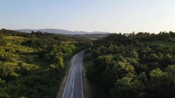 Luftaufnahme Von Oben Auf Der Landstraße Gebirge Zwischen Grünem Gras — Stockvideo
