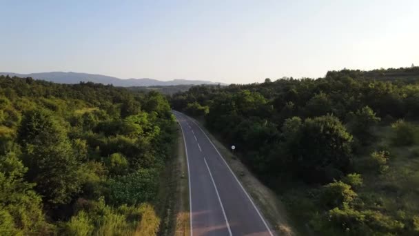Letecký Pohled Shora Krajinu Silnice Pohoří Mezi Zelenou Trávou Stromy — Stock video