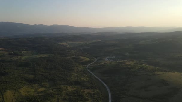 Letecký Pohled Shora Krajinu Silnice Pohoří Mezi Zelenou Trávou Stromy — Stock video
