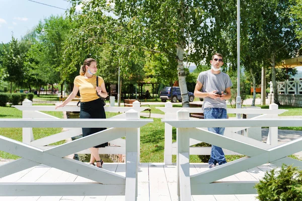 Socialt Avstånd Nytt Normalt Koncept Man Och Kvinna Står Bron — Stockfoto