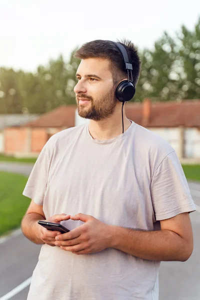 Hombre Pie Pista Atletismo Día Con Teléfono Inteligente Los Auriculares — Foto de Stock