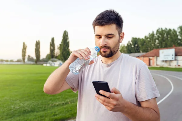 Retrato Del Hombre Caucásico Pista Que Sostiene Teléfono Móvil Botella — Foto de Stock