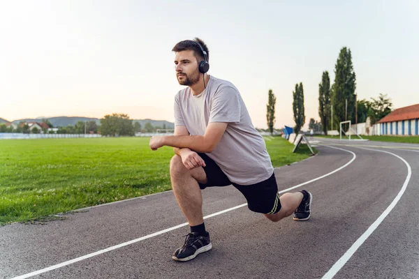 Hombre Adulto Estiramiento Pista Atletismo Hombre Caucásico Preparándose Para Entrenamiento —  Fotos de Stock