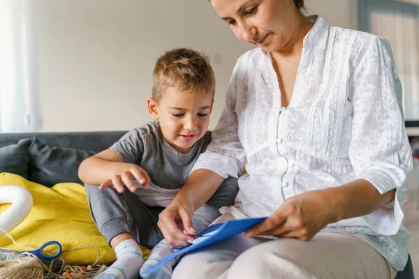 Small Boy Sitting His Mother Sofa Day Making Decoration Woman — Stock Photo, Image