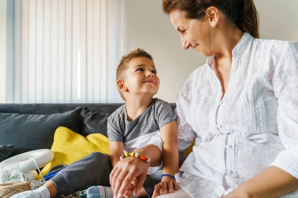 Pequeño Niño Caucásico Atando Brazalete Casero Mano Mujer Pequeño Niño — Foto de Stock