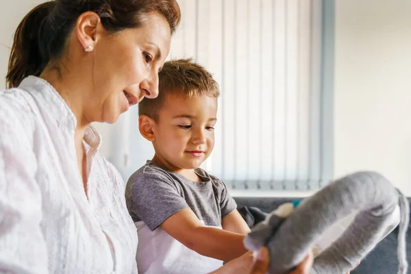 Mama Fiul Canapeaua Acasă Căutând Decorațiuni Artizanale Casă Băiat Caucazian — Fotografie, imagine de stoc