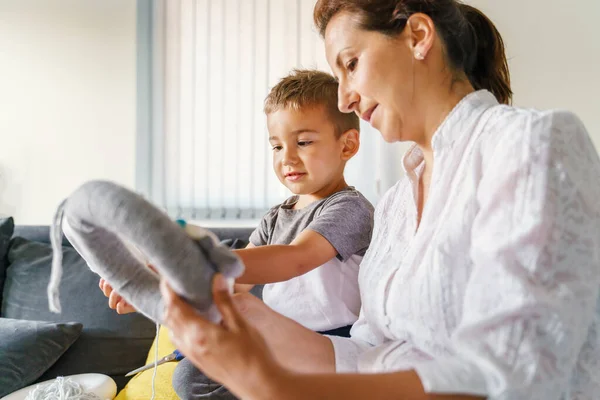 Mama Fiul Canapeaua Acasă Căutând Decorațiuni Artizanale Casă Băiat Caucazian — Fotografie, imagine de stoc