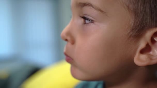 Close Portret Małego Chłopca Rasy Kaukaskiej Żucie Mały Dzieciak Jedzenie — Wideo stockowe