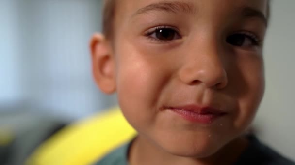 Close Portret Małego Chłopca Rasy Kaukaskiej Żucia Mały Dzieciak Jedzenie — Wideo stockowe