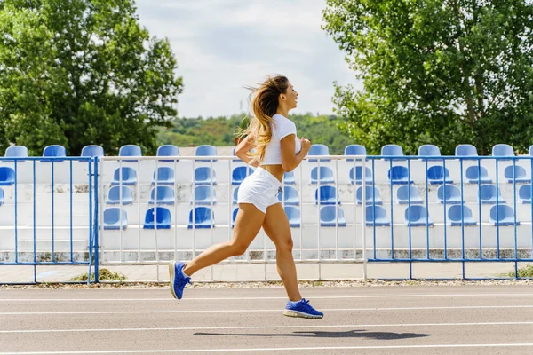 Volledige Lengte Van Kaukasische Vrouw Hardloopbaan Vrouwelijke Atleet Vorm Training — Stockfoto