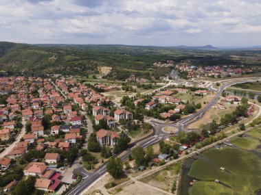 Güneşli yaz gününde Brza Palanka kasabasındaki hava aracı görüntüsü - Döner kavşak ve huzur dolu basit yaşam konseptleriyle dolu seyahat yeri yolu