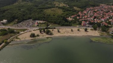 Yaz günü Tuna nehri üzerindeki Brza Palanka kasabasında hava manzarası 