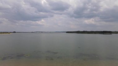 Tuna Nehri 'nin insansız hava aracı görüntüsü - Brza tahtırevan Sırbistan plajı ve Romanya ile olan doğal sınırda bulutlu bir günde sahil - 