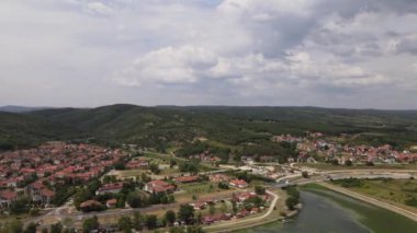 Yaz günü Tuna nehri üzerindeki Brza Palanka kasabasında hava manzarası 