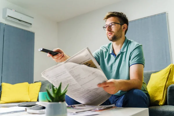 Adulto Caucasiano Millennial Homem Sentado Sofá Sofá Casa Leitura Papéis — Fotografia de Stock