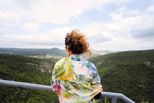 Visão Traseira Mulher Caucasiana Desconhecida Ponto Vista Gama Montanhas Verão — Fotografia de Stock