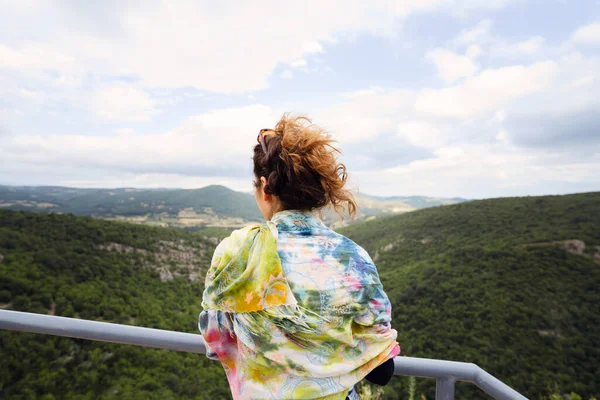 Vue Arrière Sur Femme Caucasienne Inconnue Debout Point Vue Chaîne — Photo