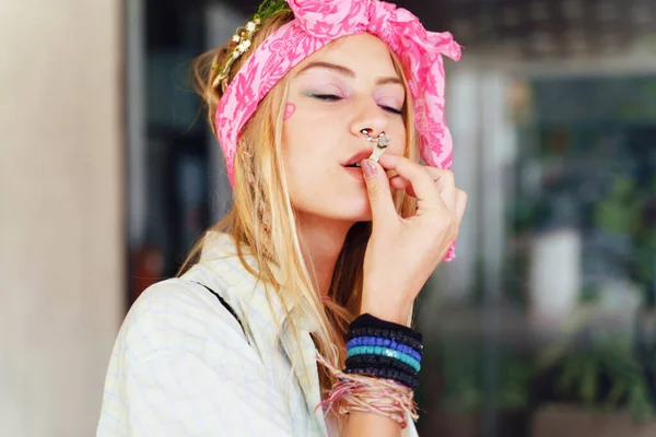 Jovem Loira Caucasiana Livre Com Cigarro Menina Bonita Segurar Rolo — Fotografia de Stock