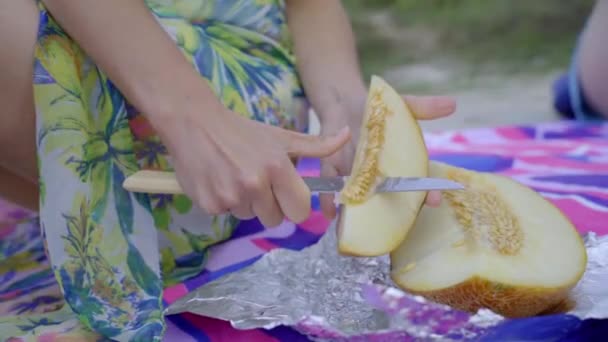 Zbliżenie Ręce Nieznanej Białej Kobiety Cięcia Melona Letni Dzień Nożem — Wideo stockowe