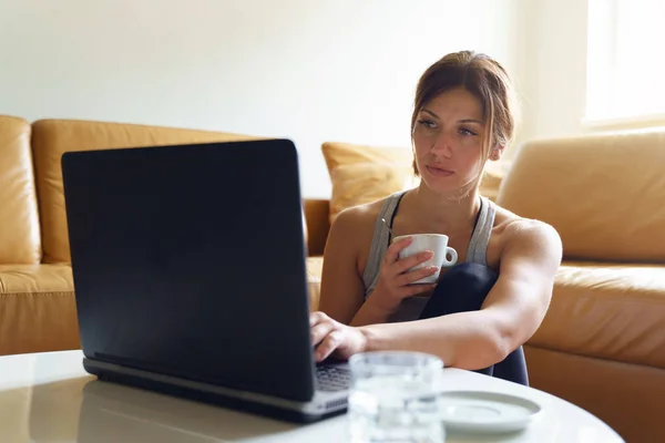 Young Adult Caucasian Woman Working Laptop Computer Home Sitting Sofa — Stock Photo, Image