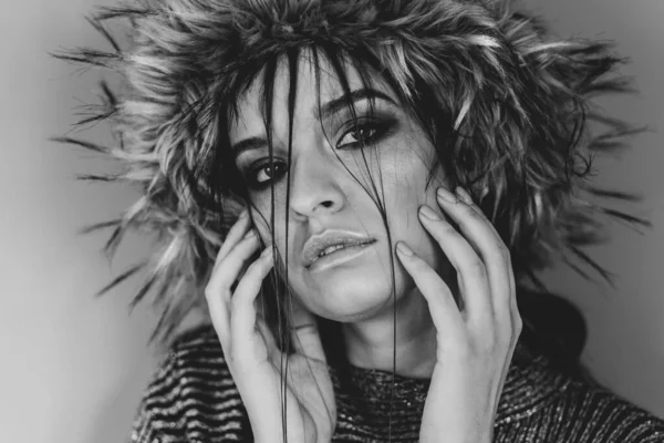 Kafkasyalı güzel bir kızın portresi. Moda mankeni. Kafasında tüylü bir şapka, yüzünde saçı olan.