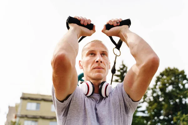 Hombre Caucásico Adulto Entrenando Los Músculos Del Brazo Aire Libre —  Fotos de Stock
