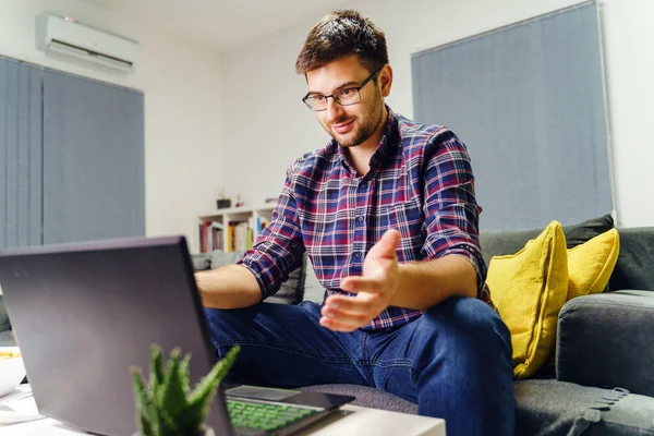 Uzaktan kumandalı ya da karantinada çalışan genç bir adam bilgisayarla internette arkadaşlarıyla konuşmak için evde kalır ve yeni normal koronavirüs sırasında iyi haberler alır.