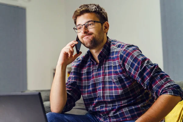 Jovem Vestindo Camisa Sentada Sofá Sofá Casa Fazendo Telefonema Empresário — Fotografia de Stock