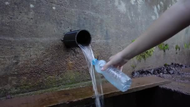 Close Zijaanzicht Bij Hand Van Onbekende Blanke Vrouw Die Water — Stockvideo