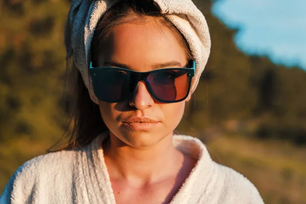 Vista Frontal Cerca Joven Mujer Caucásica Moda Pie Naturaleza Con — Foto de Stock