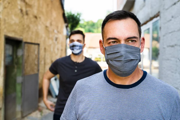 Hombre Adulto Caucásico Con Máscara Protectora Caminando Ciudad Después Reapertura —  Fotos de Stock