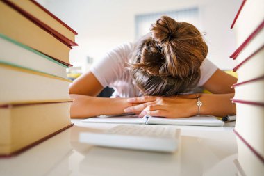 Bilinmeyen Kafkasyalı kadın hakkında ön görüş. Kafası çalışmaktan yorulmuş, kitap yığınları arasında kalmış, sorunu çözmeyi başaramayan eğitim kavramı.