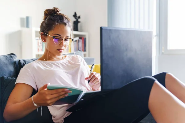 Junge Studentin Nutzt Laptop Bei Hellem Tag Auf Der Couch — Stockfoto