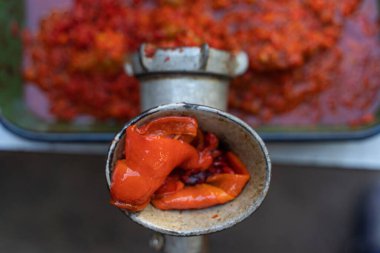 Balkan 'ın ulusal yemeği için kırmızı biber hazırlayan sebzelerle öğütücü değirmeninin üst tarafını kapatın - sağlıklı organik gıda kavramı